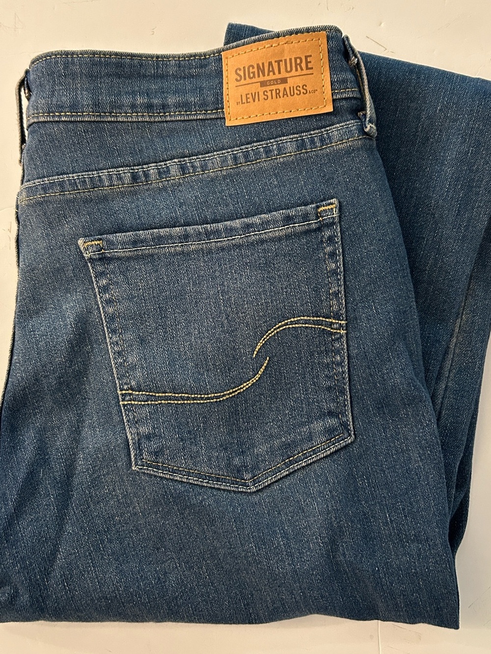 Signature gold Levi’s mod rise straight leg denim jeans W33